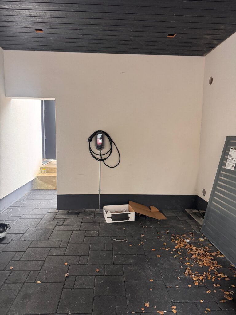 Latauspiste autotallissa